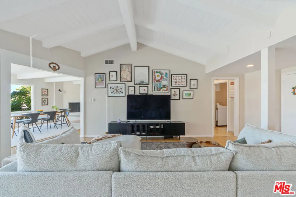 4246 S Cloverdale Avenue Los Angeles, CA 90008