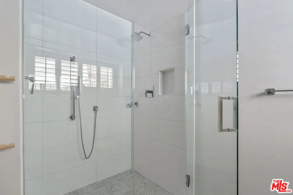 4246 S Cloverdale Avenue Los Angeles, CA 90008
