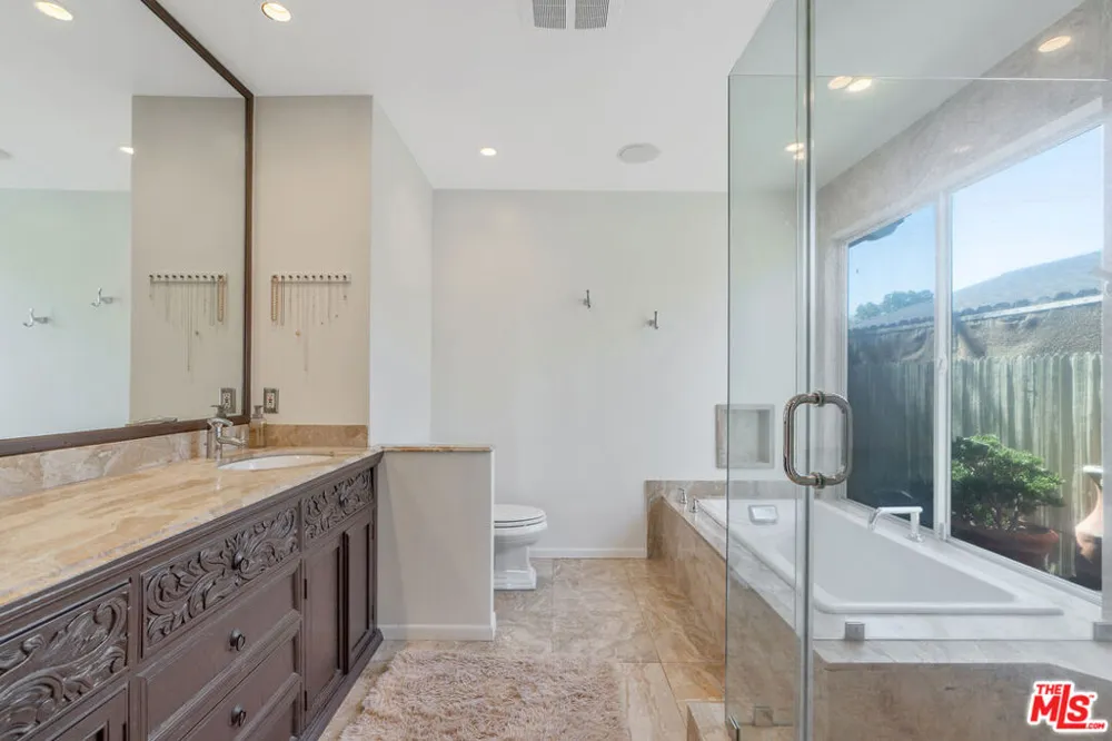 4246 S Cloverdale Avenue Los Angeles, CA 90008