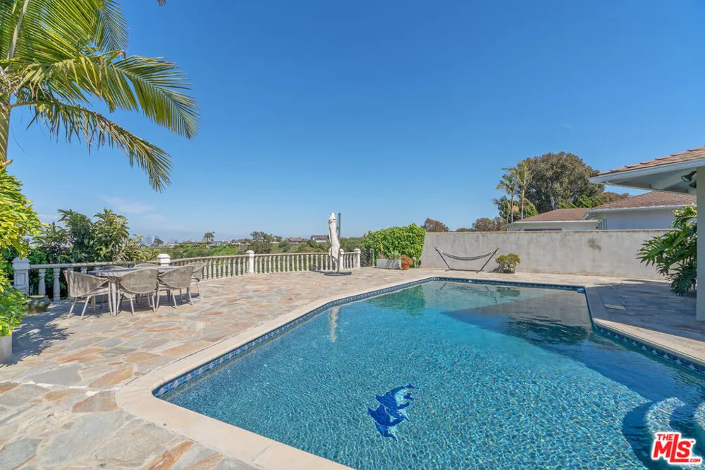 4246 S Cloverdale Avenue Los Angeles, CA 90008