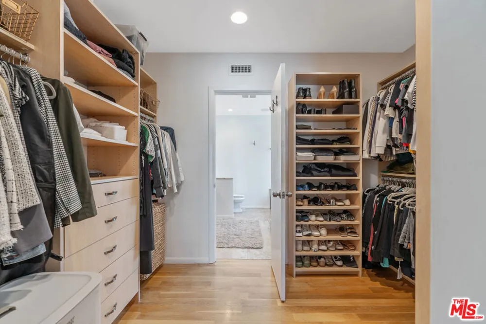 4246 S Cloverdale Avenue Los Angeles, CA 90008