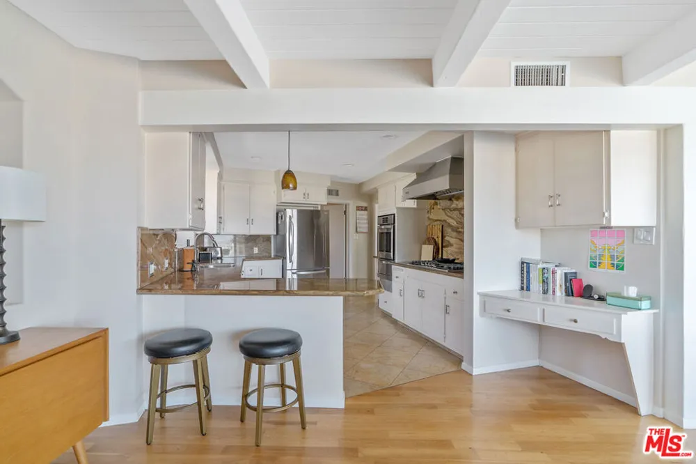 4246 S Cloverdale Avenue Los Angeles, CA 90008