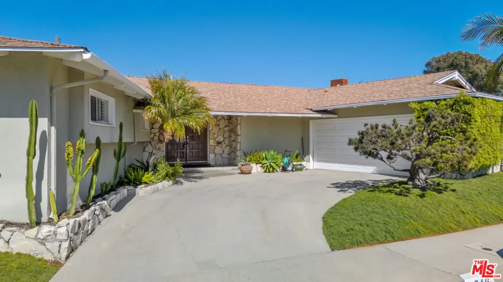4246 S Cloverdale Avenue Los Angeles, CA 90008