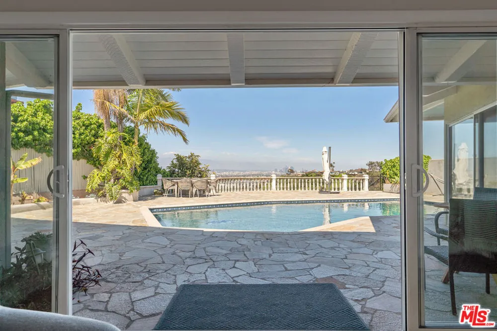 4246 S Cloverdale Avenue Los Angeles, CA 90008