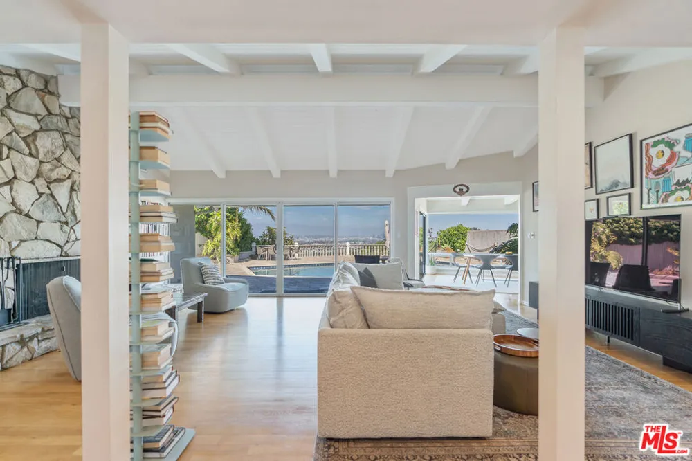4246 S Cloverdale Avenue Los Angeles, CA 90008