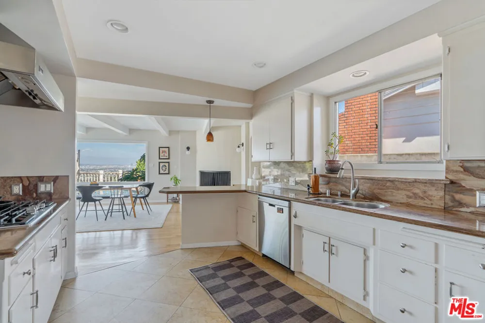 4246 S Cloverdale Avenue Los Angeles, CA 90008