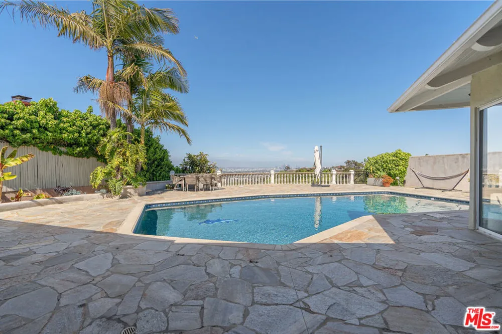 4246 S Cloverdale Avenue Los Angeles, CA 90008