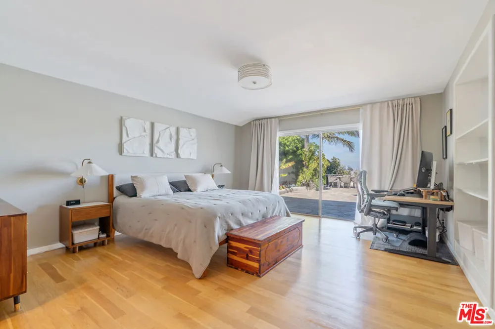 4246 S Cloverdale Avenue Los Angeles, CA 90008