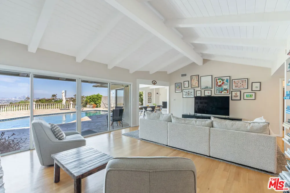 4246 S Cloverdale Avenue Los Angeles, CA 90008