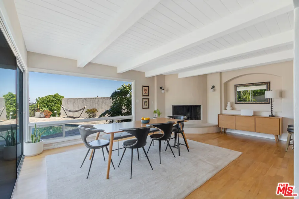 4246 S Cloverdale Avenue Los Angeles, CA 90008