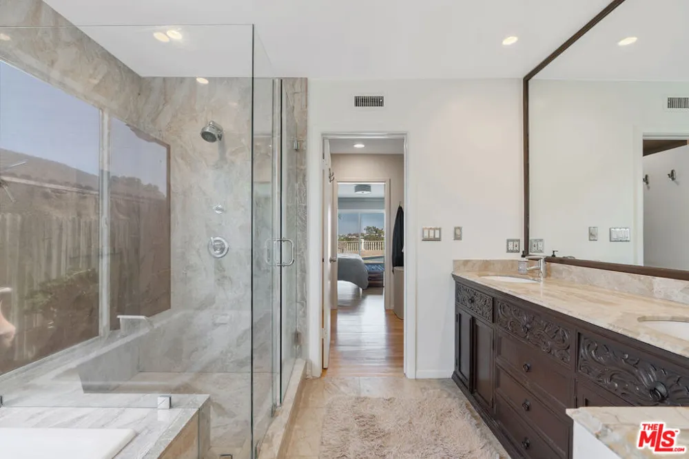 4246 S Cloverdale Avenue Los Angeles, CA 90008