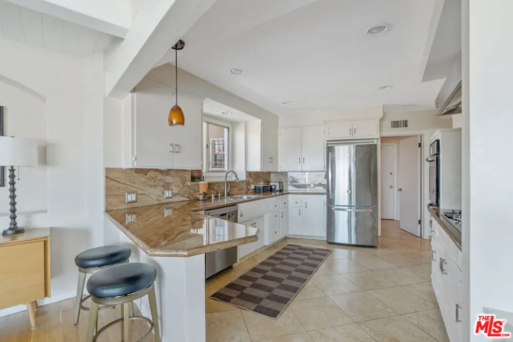 4246 S Cloverdale Avenue Los Angeles, CA 90008