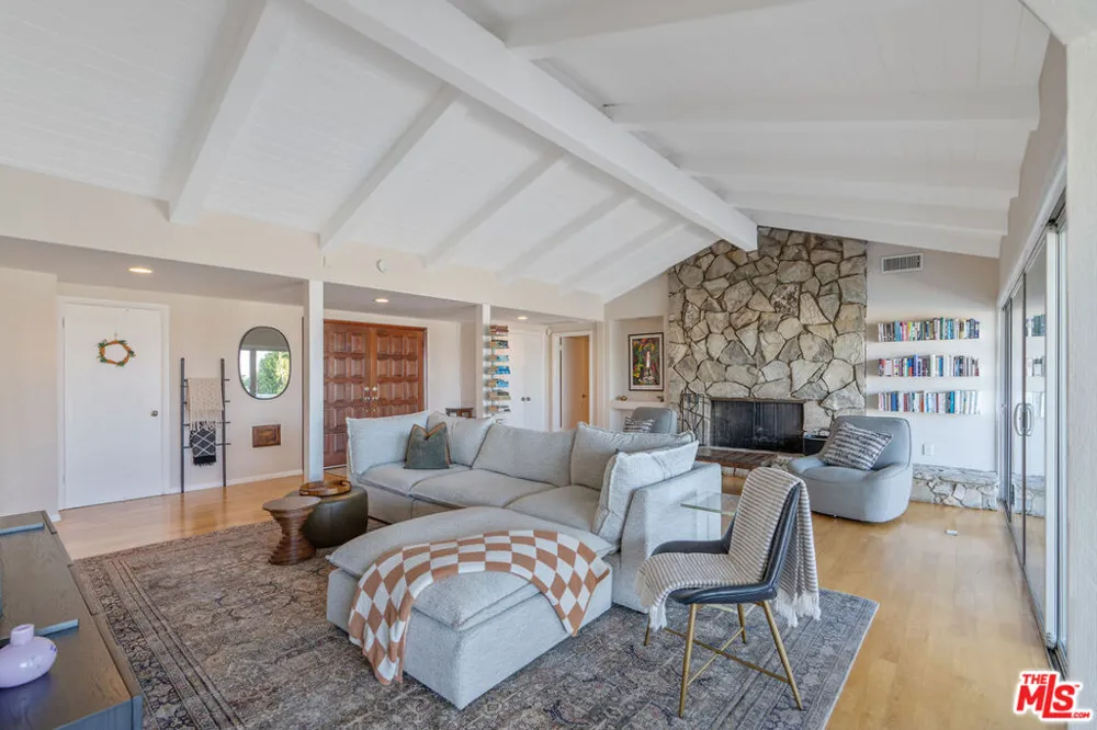 4246 S Cloverdale Avenue Los Angeles, CA 90008