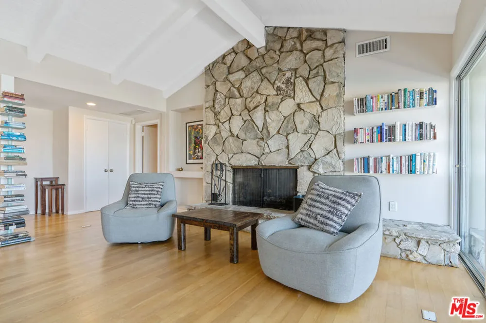 4246 S Cloverdale Avenue Los Angeles, CA 90008