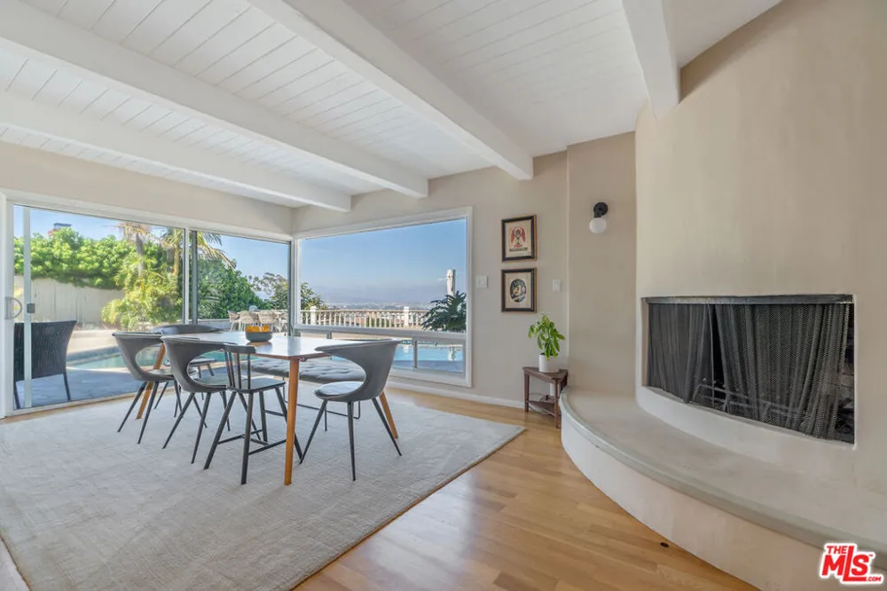 4246 S Cloverdale Avenue Los Angeles, CA 90008