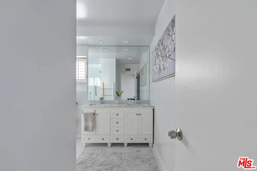 4246 S Cloverdale Avenue Los Angeles, CA 90008