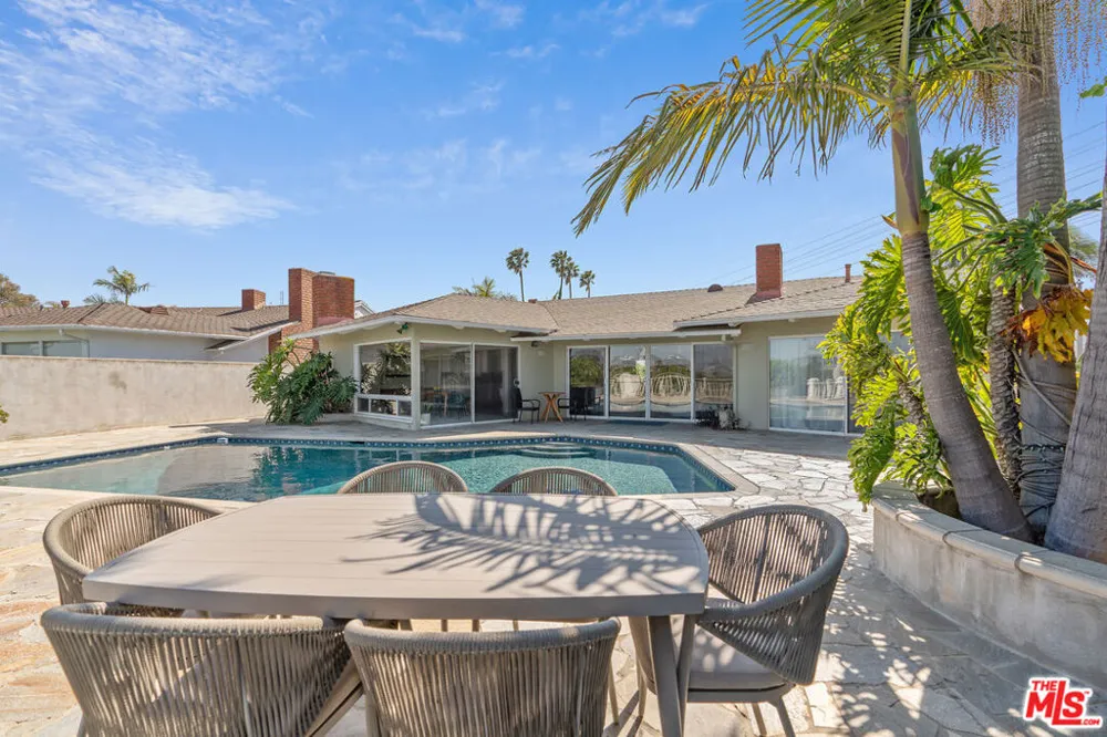4246 S Cloverdale Avenue Los Angeles, CA 90008