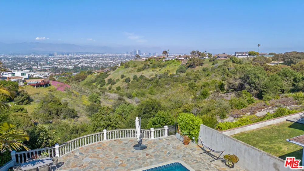 4246 S Cloverdale Avenue Los Angeles, CA 90008
