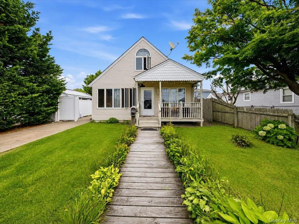 95 E Riviera Drive Lindenhurst, NY 11757