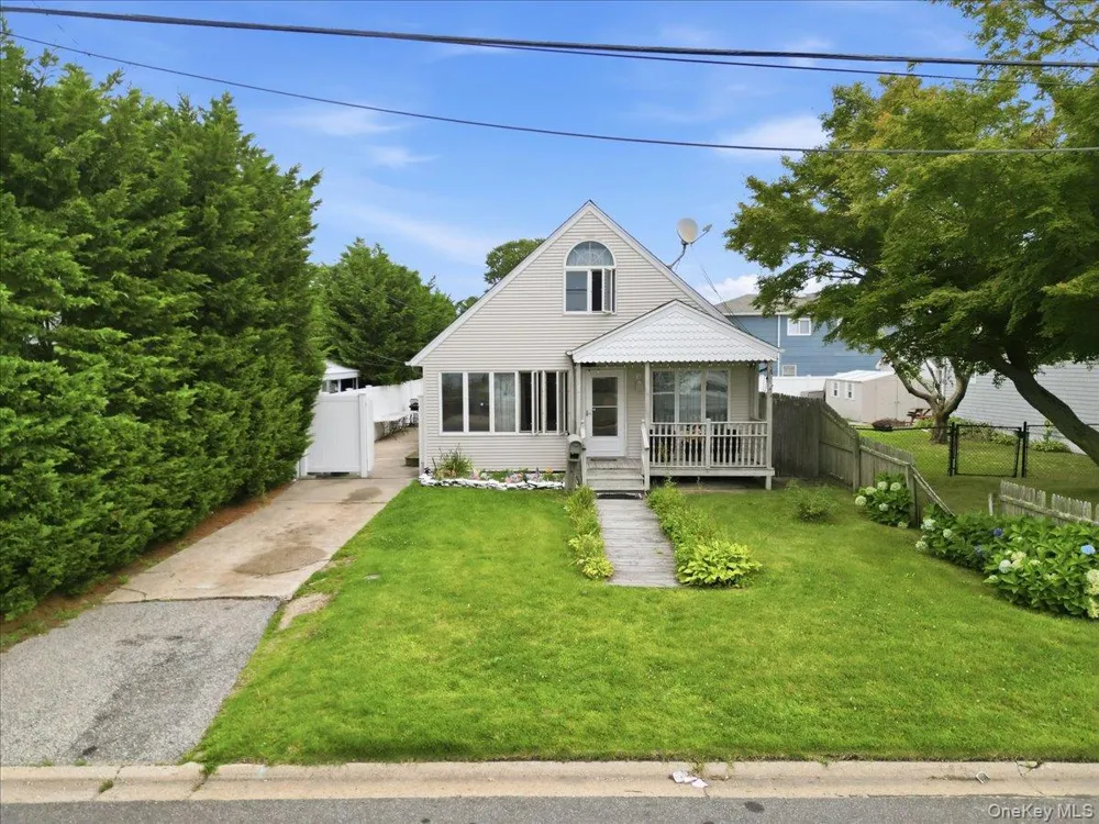 95 E Riviera Drive Lindenhurst, NY 11757