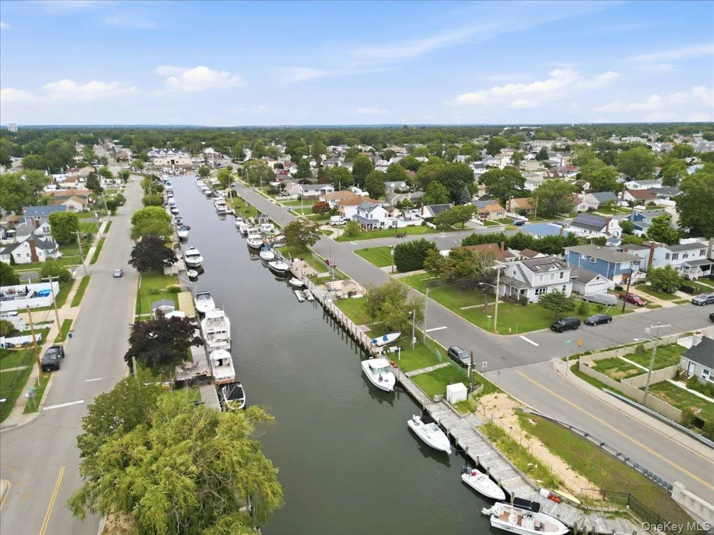 95 E Riviera Drive Lindenhurst, NY 11757