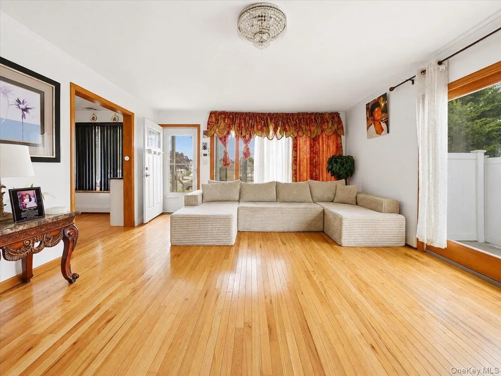 95 E Riviera Drive Lindenhurst, NY 11757