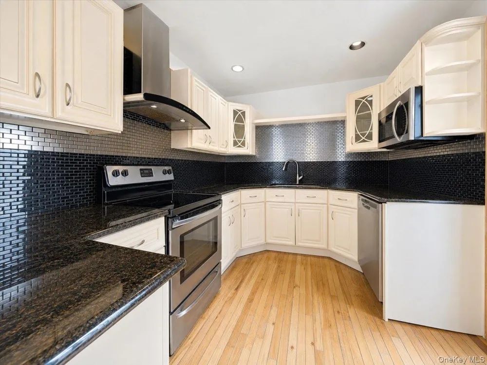 95 E Riviera Drive Lindenhurst, NY 11757