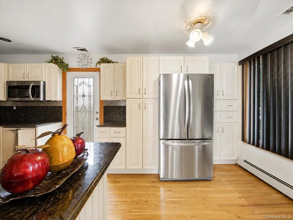 95 E Riviera Drive Lindenhurst, NY 11757