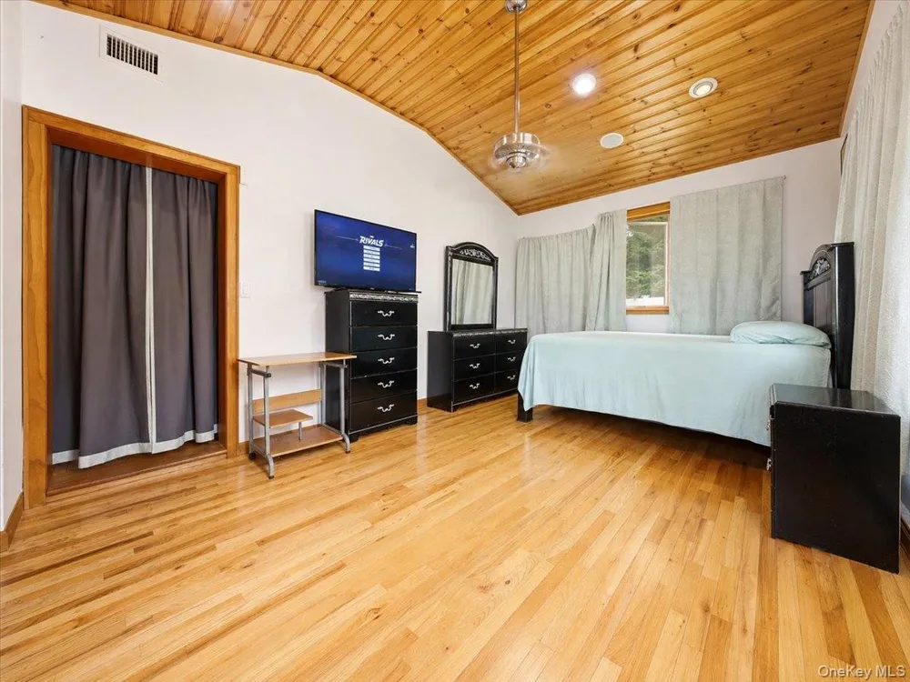 95 E Riviera Drive Lindenhurst, NY 11757