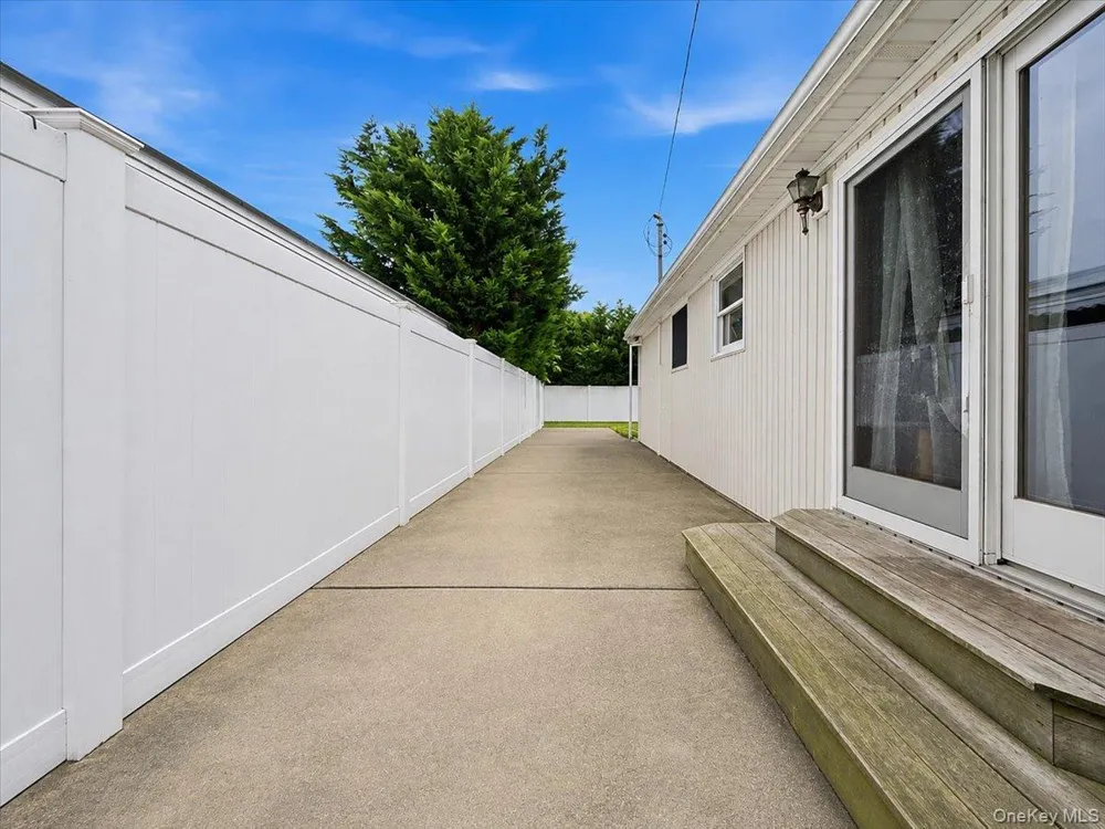 95 E Riviera Drive Lindenhurst, NY 11757
