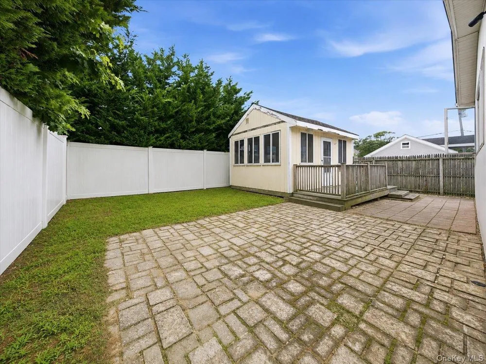 95 E Riviera Drive Lindenhurst, NY 11757