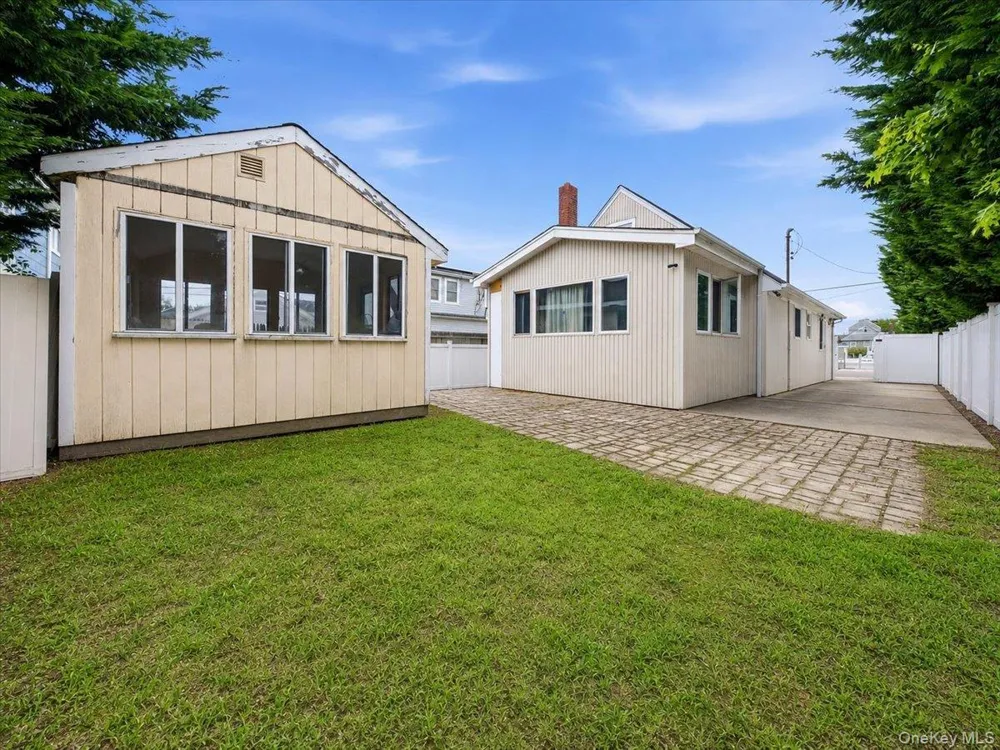 95 E Riviera Drive Lindenhurst, NY 11757