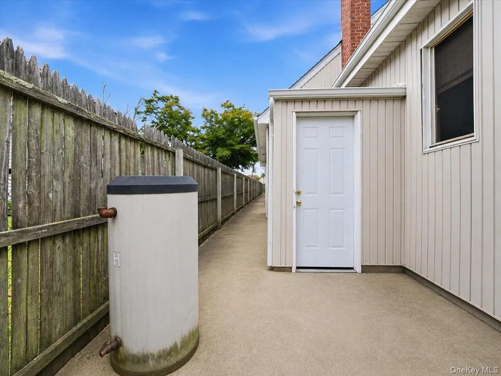 95 E Riviera Drive Lindenhurst, NY 11757