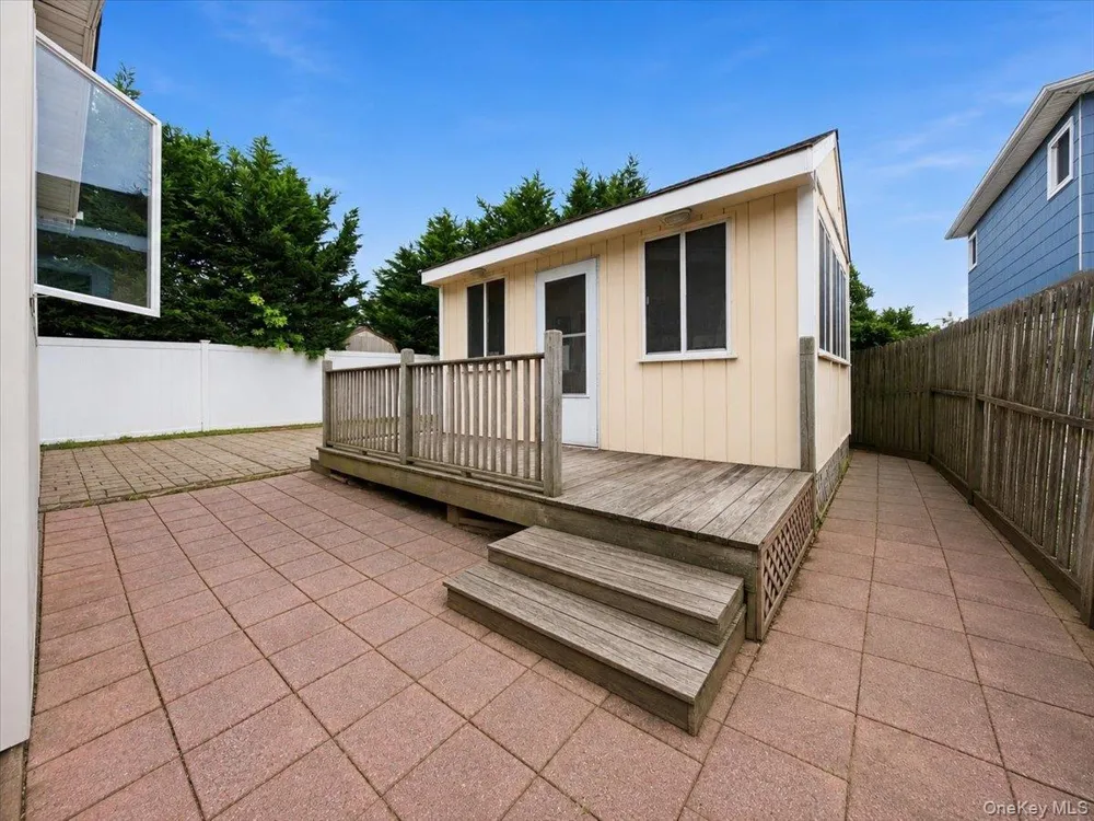 95 E Riviera Drive Lindenhurst, NY 11757