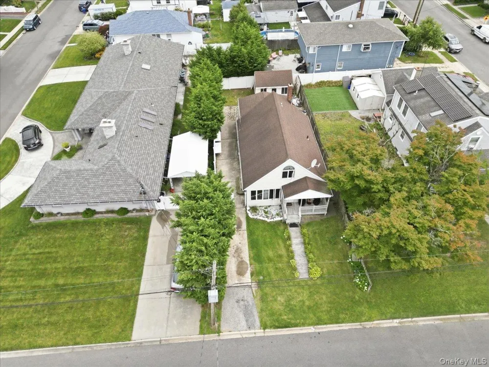 95 E Riviera Drive Lindenhurst, NY 11757