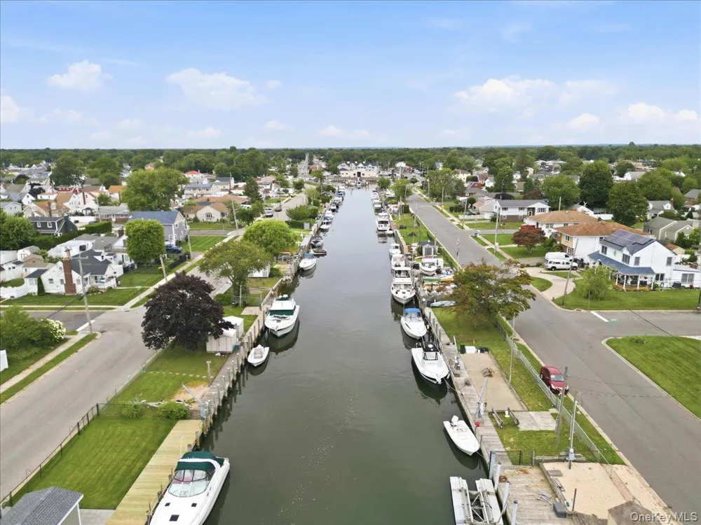 95 E Riviera Drive Lindenhurst, NY 11757