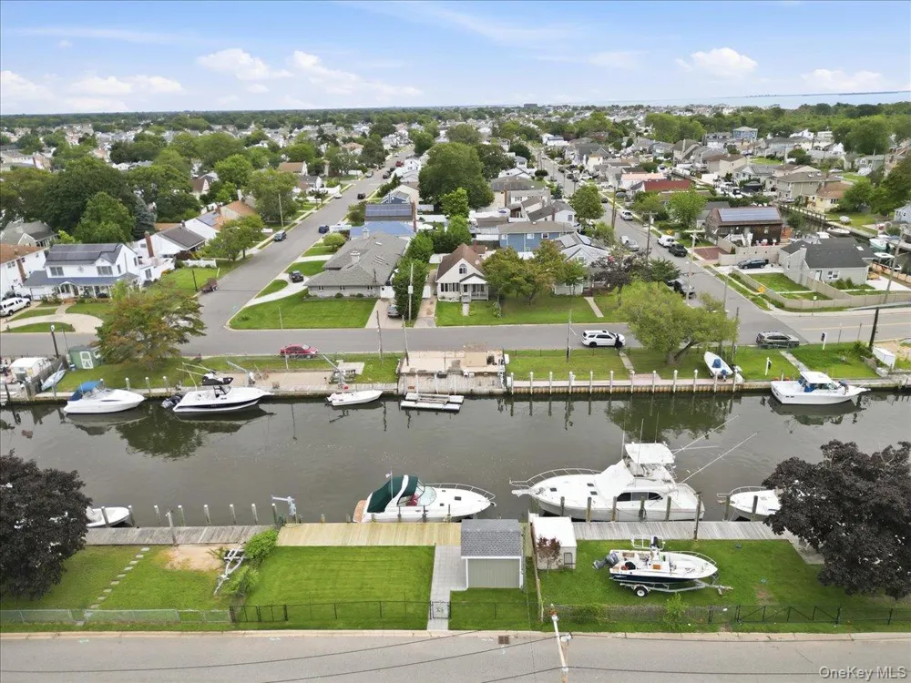 95 E Riviera Drive Lindenhurst, NY 11757