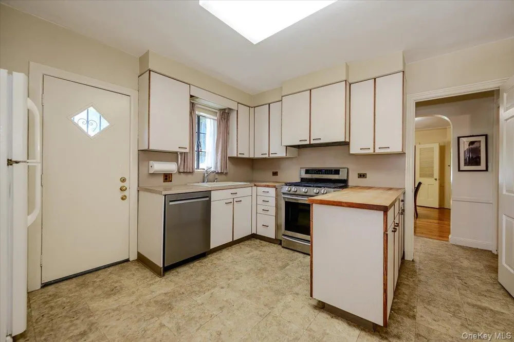 1264 Rhinelander Avenue Bronx, NY 10461