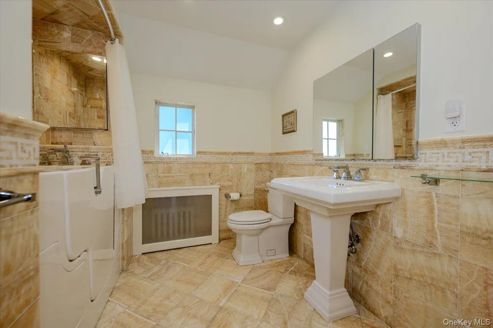 1264 Rhinelander Avenue Bronx, NY 10461