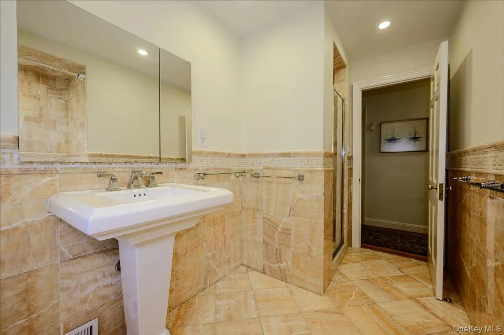 1264 Rhinelander Avenue Bronx, NY 10461