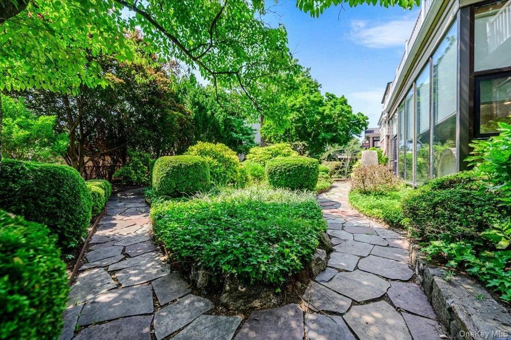 1264 Rhinelander Avenue Bronx, NY 10461