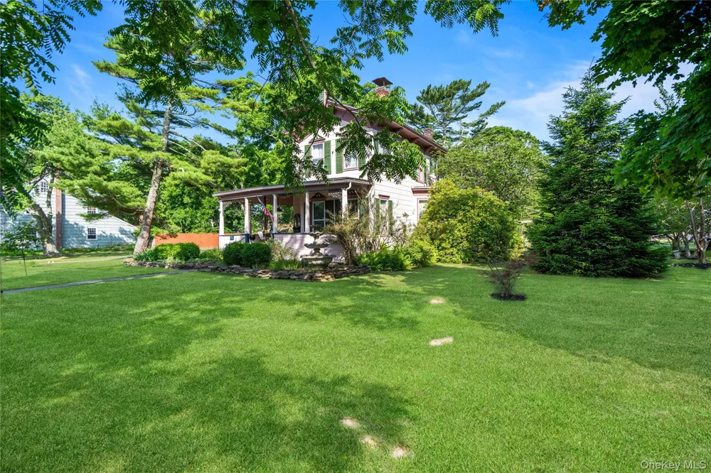449 Montauk Highway East Moriches, NY 11940