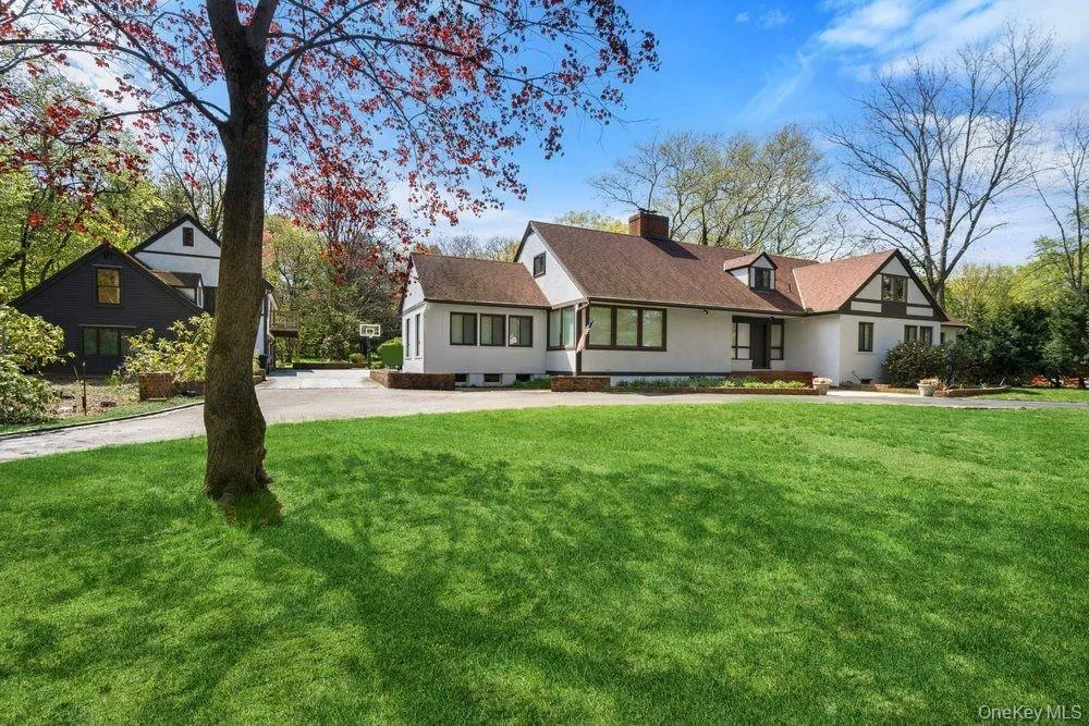 19 Frost Creek Drive Locust Valley, NY 11560