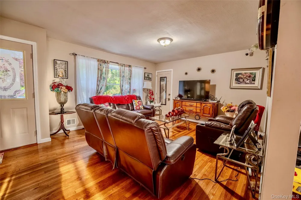 44 S Howell Avenue Farmingville, NY 11738