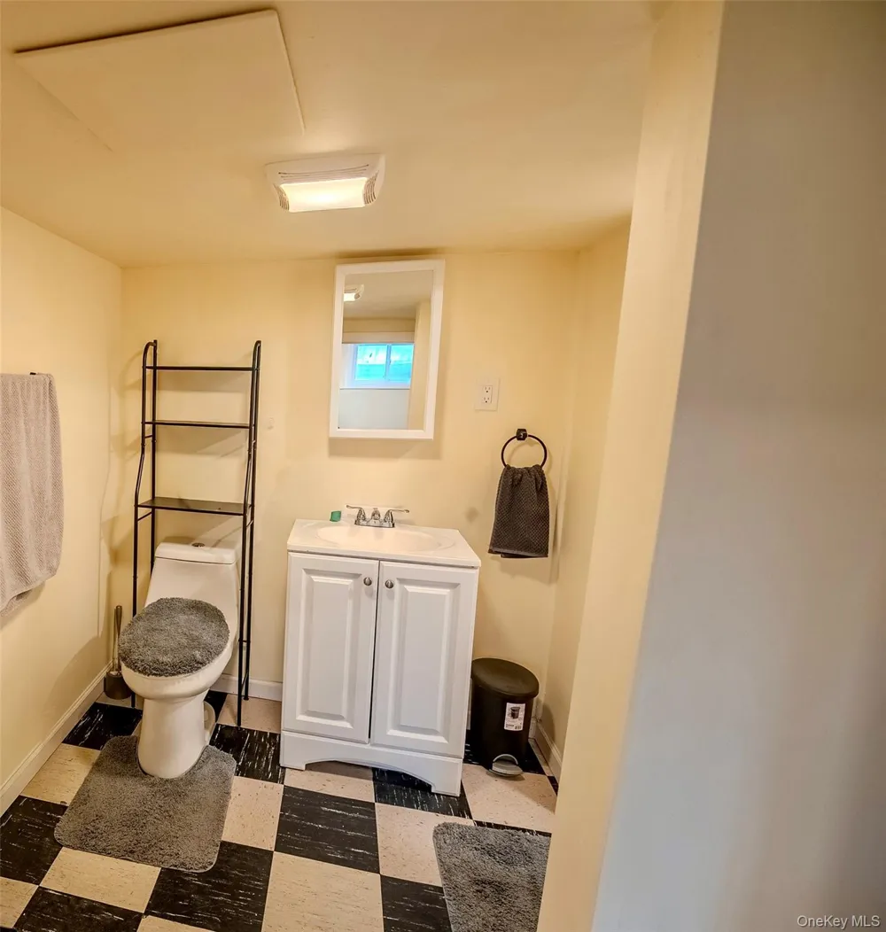 44 S Howell Avenue Farmingville, NY 11738