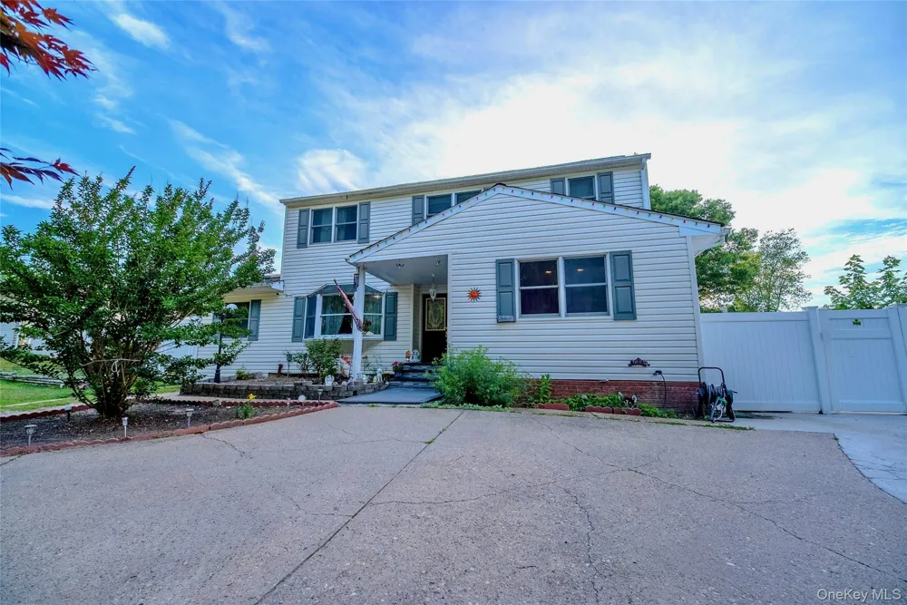 44 S Howell Avenue Farmingville, NY 11738