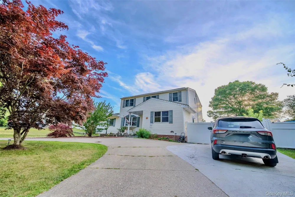 44 S Howell Avenue Farmingville, NY 11738