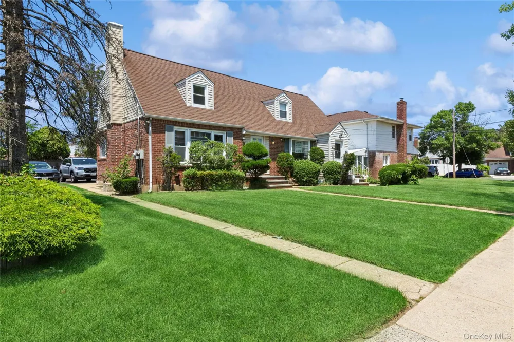 5 Seaton Gate Valley Stream, NY 11580