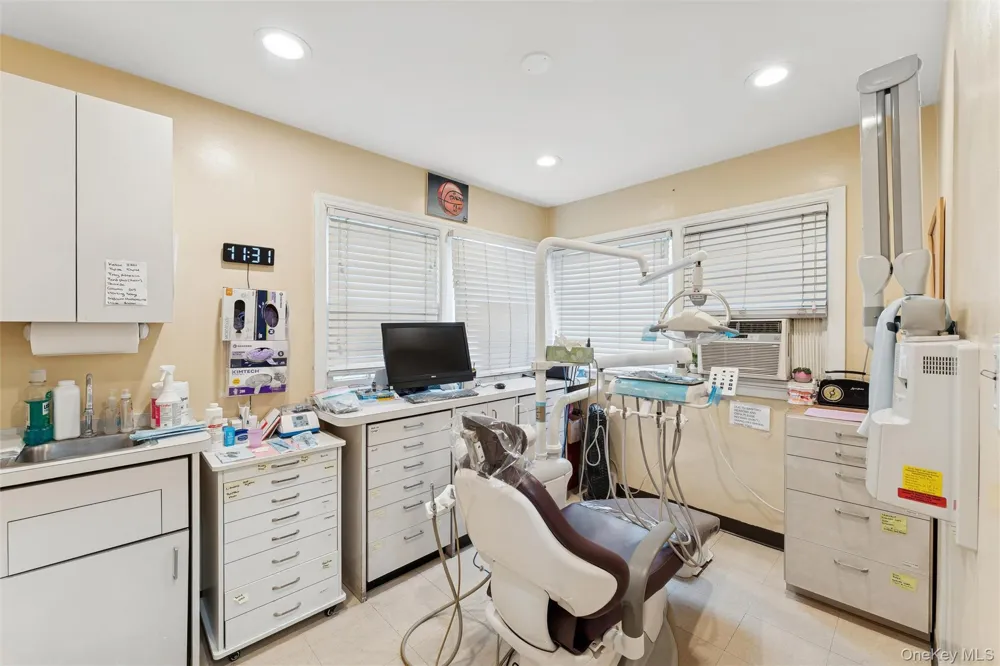 5 Seaton Gate Valley Stream, NY 11580