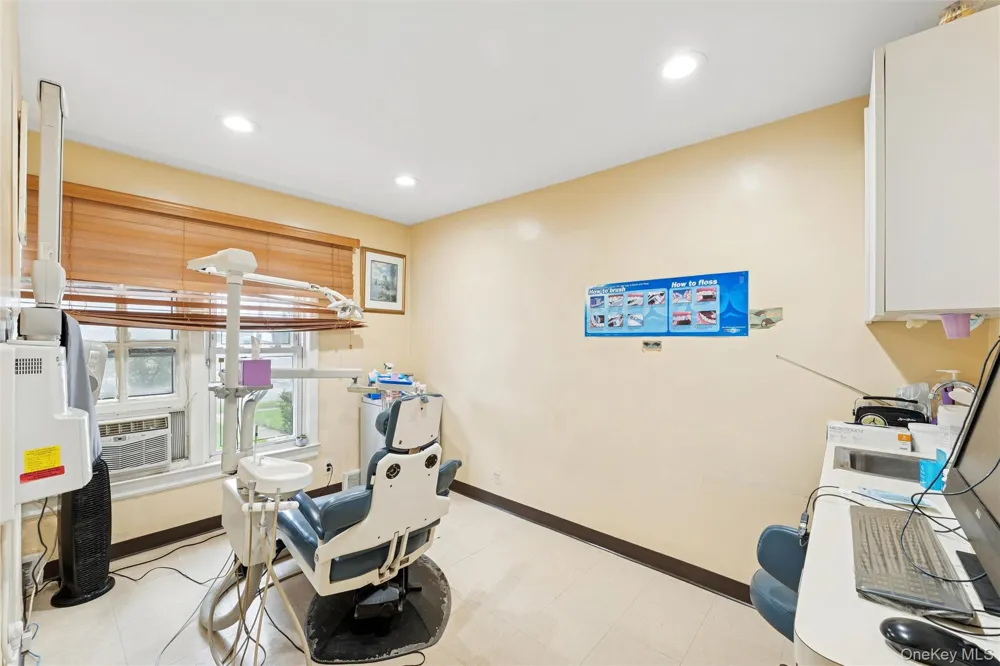 5 Seaton Gate Valley Stream, NY 11580